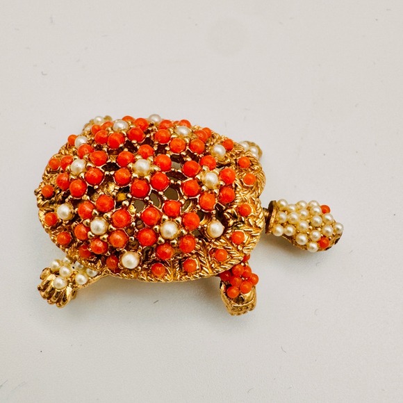 Vintage Ciner Turtle Brooch Gold Tone Coral And Pearl Beads 2 Inch
Head Moves - Picture 9 of 11